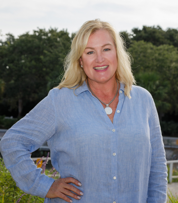 Portrait of Lisa Raess, Sales Associate, Realtor ®.